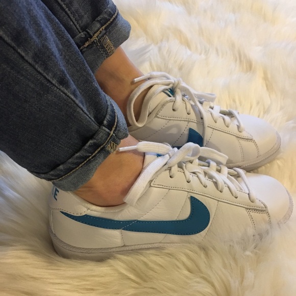 nike shoes with blue swoosh